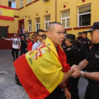 Un grupo de personas vitorea a agentes de la Policía que se desplazan de Córdoba a Catalunya por el 1-O-SANCHEZ MORENO