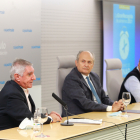 José Angel Martínez, izquierda, Julián Martínez y Ángel Cuesta presentaron la Gran Recogida del Banco de Alimentos. TOMÁS ALONSO