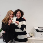 Laura y Pili han recibido el segundo premio traído desde Bilbao. E. M.