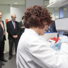 El consejero de Educación, Fernando Rey, visita el Edificio I+D+i de la Universidad de Salamanca. En la imagen junto al Rector, Daniel Hernández, en el banco de ADN situado en el edificio-ICAL