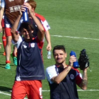 Zazu se despide de la afición tras la derrota de ayer.-FCYLF