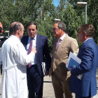 El consejero charla con uno de los responsables médicos durante su visita de ayer al hospital de Aranda.-L. V.