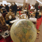 Relojes, bisutería, globos terráqueos y otras reliquias del pasado que pueden verse, este fin de semana, en el Fórum Evolución.-