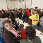 A pesar de la lluvia, los vecinos se atrevieron a lucir sus trajes regionales en el barrio de El Pilar.-SANTI OTERO