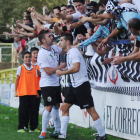 Gabri Gómez festeja con Carralero la consecución del primer tanto del encuentro de ayer contra el Real Valladolid B ante la alegría de la afición blanquinegra-ISRAEL L. MURILLO