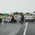 Un momento de la concentración de ayer donde los manifestantes lucharon también contra la nieve y el frío.-G. G.