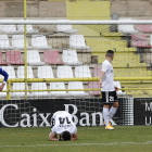 Los jugadores del Burgos se lamentan tras encajar el segundo gol. SANTI OTERO