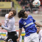 Fernando Llorente trata de cabecear un balón ante la oposición de un jugador del Logroñés-Santi Otero