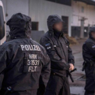 Agentes de policía en una de las redadas contra un almacén de una firma editorial vinculada al grupo salafista La Verdadera Religión, en Pulheim (oeste de Alemania), este martes.-AFP / WOLFRAM KASTL