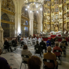 La Vigilia Pascual se celebró en el Altar Mayor de la Catedral con aforo limitado y otras medidas para evitar el contagio de Covid. FOTOS: SANTI OTERO