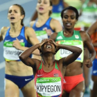 Kipyegon celebra la victoria ante Dibaba en el 1.500.-AFP / JEWEL SAMAD