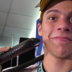 Joan Mir posó, el jueves, con una serpiente pitón de verdad y hoy, en la celebración, apareció con una de plástico.-EMILIO PÉREZ DE ROZAS