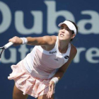 Garbiñe Muguruza devuelve una bola durante la primera ronda de Dubai.-Foto: EFE / ALI HAIDER