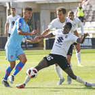 Yaw corta un balón en el choque ante el Atlético B en presencia de Jagoba Beobide.-SANTI OTERO