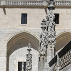 Dos turistas en la escalinata de la Catedral de Burgos.-RAÚL OCHOA