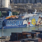El crucero Moby Dada, uno de los barcos en los que se hospedan los agentes, en el puerto de Barcelona.-JULIO CARBO
