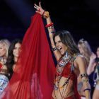 Alessandra Ambrosio y sus compañeras saludan al público.-/ AP / ANDY WONG
