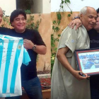 Diego Armando Maradona y Ben Nasser, en Túnez, durante la visita del exfutbolista al árbitro que no vio 'la mano de Dios'.-Foto: FACEBOOK