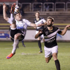 Cristian realiza un acrobático remate durante el partido de ayer ante el Lealtad.-SANTI OTERO