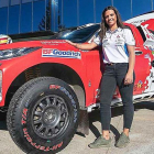 Cristina Gutiérrez posa ante el Mitsubishi Eclipse Cross con el que correrá el Dakar 2019-ECB
