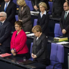 Merkel (derecha) y varios ministros guardan un minuto de silencio por las víctimas de Francia, en el Bundestag, este jueves.-Foto: AFP / ODD ANDERSEN