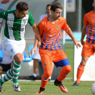 Gallo protege el balón ante la presión de un jugador de la Cebrereña.-RICARDO ORDÓÑEZ