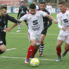Manzano conduce un balón perseguido por un defensor del Zamora CF en el choque de ayer en San Amaro-Raúl G. Ochoa
