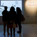 Tres visitantes ven el vídeo de David Shrigley.-Mendía Echeverría.