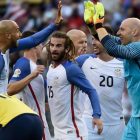 Los jugadores de Estados Unidos celebran sobre el campo su victoria ante Ecuador en cuartos de la Copa América (2-1)-OMAR TORRES / AFP