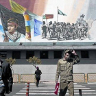 Un mural celebrando la Revolución iraní de 1979 preside una calle del centro de Teherán.-Foto: AP/ VIHAD SALEMI