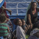 Migrantes rescatados en el Mediterráneo el pasado 30 de junio.-AP (OLMO CALVO)