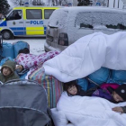 Niños refugiados sirios duermen en la intemperie en el exterior de una oficina de inmigración sueca en Marsta, en las afueras de Estocolmo, el 8 de enero.-REUTERS / JESSICA GOW