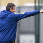 Luis Enrique durante el entrenamiento previo al derbi con el Espanyol.-JORDI COTRINA