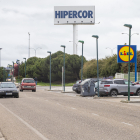 Varios vehículos recorren el viario que da acceso al centro comercial Parque Burgos con Hipercor al fondo. SANTI OTERO