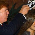 Trump coloca a Justine Pasek, de Panamá, la corona que la acredita como nueva Miss Universo, en Nueva York, el 24 de septiembre del 2002.-REUTERS / CHIP EAST