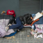 Un sintecho pernocta en la calle.-JOAN PUIG