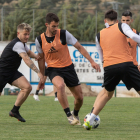 Claudio conduce el balón ante la presión de Juanma en un entrenamiento durante la concentración en Extremadura. BURGOS CF