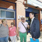 El procurador popular Ángel Ibáñez (derecha) ayer con representantes de los barrios de Capsicol y La Ventilla a las puertas del centro de salud.-RAÚL G. OCHOA