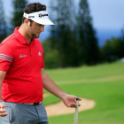 Jon Rahm mira la caida de un putt en el torneo de Hawai /-AFP