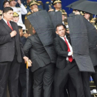 Personal de seguridad protege a Nicolás Maduro tras el atentado con drones en Venezuela. /-AP / XINHUA
