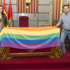 De izquierda a derecha; Antea Izquierdo, Gloria Bañeres, Daniel de la Rosa y Javier Lacalle posan con la bandera multicolor en el Salón de Plenos del Ayuntamiento de Burgos.-ISRAEL L. MURILLO