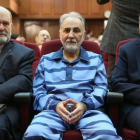 Mohamad Ali Nayafí, entre sus abogados, durante la primera sesión del juicio por el asesinato de su mujer.-MEGHDAD MADADI (EFE)