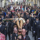 La imagen, con el brazo izquierdo roto, durante la procesión.-ISRAEL L. MURILLO