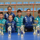 Los medallistas burgaleses posan con los trofeos conseguidos-ECB