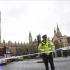 Un policía corta el acceso al Parlamento.-REUTERS / STEFAN WERMUTH