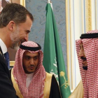 El rey Felipe VI es recibido por el monarca saudí Salman bin Abdelaziz, en Riad (Arabia Saudí).-AGENCIAS