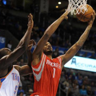 Serge Ibaka (izquierda) trata de impedir la canasta de Trevor Ariza, en un momento del partido entre los Thunder y los Rockets.-MARK D. SMITH