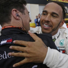 El británico Lewis Hamilton (Mercedes) abraza a uno de sus mecánicos tras arrasar en el GP de Francia.-AP / CLAUDE PARIS