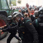 Actuación de la Guardia Civil durante el 1-O.-LLUÍS GENÉ (AFP)