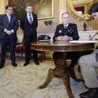 El nuevo Mayor de la Policía Local, Félix Ángel García (en el centro de la imagen), estuvo acompañado por las autoridades políticas y policiales.-RAÚL G. OCHOA